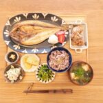 Fumino Kimura Instagram - *** 今日のごはんでした。 ホッケ、トマト もずく酢 きゅうりと玉ねぎとカニかまのマヨ和え 明太だし巻き ほうれん草のお浸し から揚げ ナスとわかめのおみそ汁 雑穀米ごはん 最近一日一食になりがちなので その一食にかける思い熱め❤️‍🔥 ホッケの干物はお馴染み #カネタ前田商店 さんのもの。 散々干物ジプシーしてきたけど 味がぎゅっとしてて身がジューシーで アジもホッケもサンマも干物は全部 ここでしか買わなくなったくらい好み💌 #勝手に宣伝