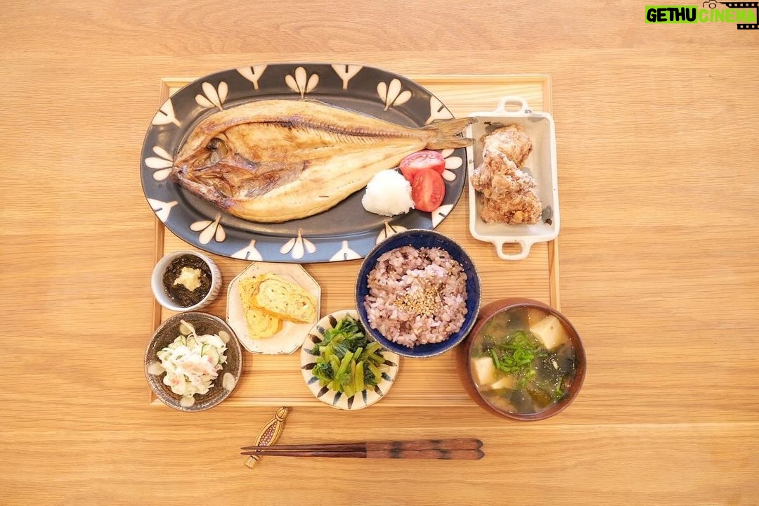 Fumino Kimura Instagram - *** 今日のごはんでした。 ホッケ、トマト もずく酢 きゅうりと玉ねぎとカニかまのマヨ和え 明太だし巻き ほうれん草のお浸し から揚げ ナスとわかめのおみそ汁 雑穀米ごはん 最近一日一食になりがちなので その一食にかける思い熱め❤️🔥 ホッケの干物はお馴染み #カネタ前田商店 さんのもの。 散々干物ジプシーしてきたけど 味がぎゅっとしてて身がジューシーで アジもホッケもサンマも干物は全部 ここでしか買わなくなったくらい好み💌 #勝手に宣伝