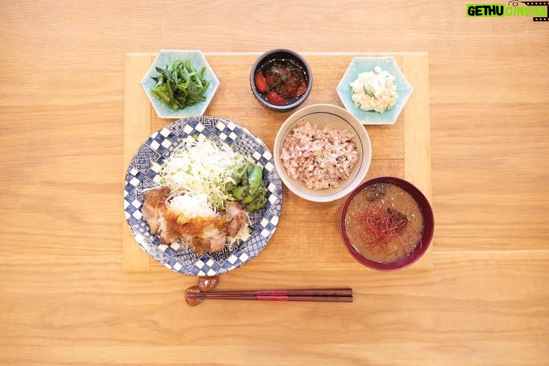 Fumino Kimura Instagram - *** 今日のごはんでした。 トンテキW玉ねぎソース キャベ千サラダ スナップエンドウのごま和え ほうれん草のおひたし トマトともずくの酢の物 ポテサラ ナスと大根のおみそ汁 雑穀米ごはん 雑穀米ごはん炊くの失敗して パサパサにしてしまったんだけど せいろで蒸したら美味しくなりました🍲 大好きなケータリング屋さんが とても暖かいお手紙と一緒に お祝いにプレゼントしてくださって 大切に使ってるせいろ。 そうそう 事務所に今もお手紙くれる方々 いつも嬉しく読ませて頂いてます! 大切な時間を使ってくれてありがとう💌
