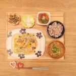 Fumino Kimura Instagram - *** 今日のご飯でした。 サーモンの塩きのこ餡 さつまいもとごぼうの金平 温カブ めかぶとトマトの酢の物 白菜と山芋のおみそ汁 雑穀米ごはん すごい根菜😂 YouTubeもう見てくれたかな？ (リンクはトップにあります) バレンタインのお菓子作りの合間に このメニューを作ってました🍳 そう、かなり珍しく撮って出し。笑