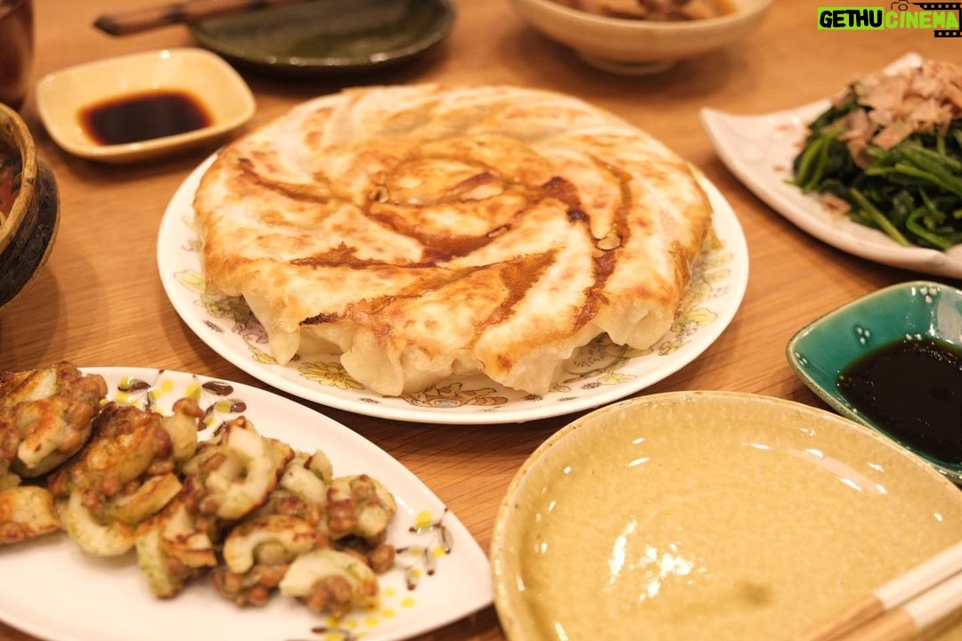 Fumino Kimura Instagram - *** お久しぶりになっていました! あまり食材餃子 ちくわと納豆の磯辺焼き ほうれん草のおひたし ラフテー(写ってない) 豆もやしのピリ辛ナムル(写ってない) ナスとワカメのおみそ汁(全然写ってない) 最近は冷蔵庫整理のため 居酒屋スタイルをとっていて パッとした写真が撮れずでした。 昼間はキレイに撮れるけど 日が暮れてからの室内でのごはん写真 どのカメラ設定がベストかまだ模索中です。 #今日のごんはん