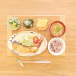 Fumino Kimura Instagram - *** 昨日のごはんでした。 サケのバター醤油焼き 懐かしのロングシャウエッセン キャベ千サラダ、トマト 青梗菜ともやしのナムル風 きゅうりとワカメとじゃこの酢の物 明太だし巻きたまご 大根とお揚げのおみそ汁 雑穀米 ちょっとお出かけすると 今までの何倍も疲れるし 回復が遅くて歳感じます。笑 という事でもりもり食べた日。