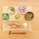 Fumino Kimura Instagram - *** 今日のごはんでした。 ホッケ 甘とうとしめじのゆかりじゃこ和え 壬生菜と厚揚げの炊いたん きゅうりと茗荷のさっぱり和え わかめとタマネギのおみそ汁 雑穀米 壬生菜でお浸し作ろうとして ふと袋の裏を見たら 『京都では油揚げと煮るのが一般的です』 と書いてあったので 残っていた厚揚げと煮てみました。 炊いたんって表現が結構好きです🤭 またしあさってにね。おやふみ🍀