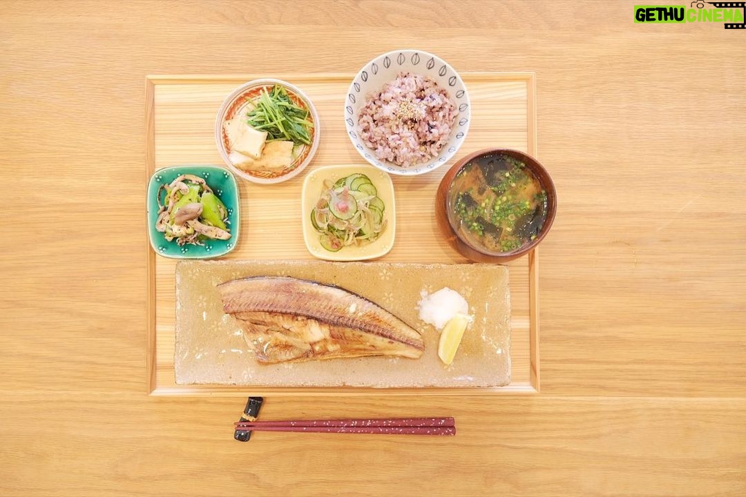 Fumino Kimura Instagram - *** 今日のごはんでした。 ホッケ 甘とうとしめじのゆかりじゃこ和え 壬生菜と厚揚げの炊いたん きゅうりと茗荷のさっぱり和え わかめとタマネギのおみそ汁 雑穀米 壬生菜でお浸し作ろうとして ふと袋の裏を見たら 『京都では油揚げと煮るのが一般的です』 と書いてあったので 残っていた厚揚げと煮てみました。 炊いたんって表現が結構好きです🤭 またしあさってにね。おやふみ🍀