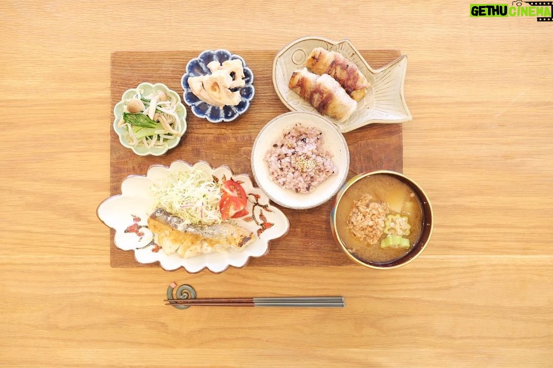 Fumino Kimura Instagram - *** 今日のごはんでした。 タラのバター醤油焼き チンゲンサイともやしのナムル レンコンの明太マヨ和え 白ナスの豚バラ巻 長芋と納豆と頂き物おくらの ネバネバおみそ汁 雑穀米 たらデビューは 衣を剥がしてしまうという痛恨のミス。 鉄のフライパンは よく熱さなきゃダメって 分かってるのに ついついせっかちしてしまいます。。 おみそ汁に納豆 みんなはアリorナシ?? また明日ね、おやふみなさい🫧