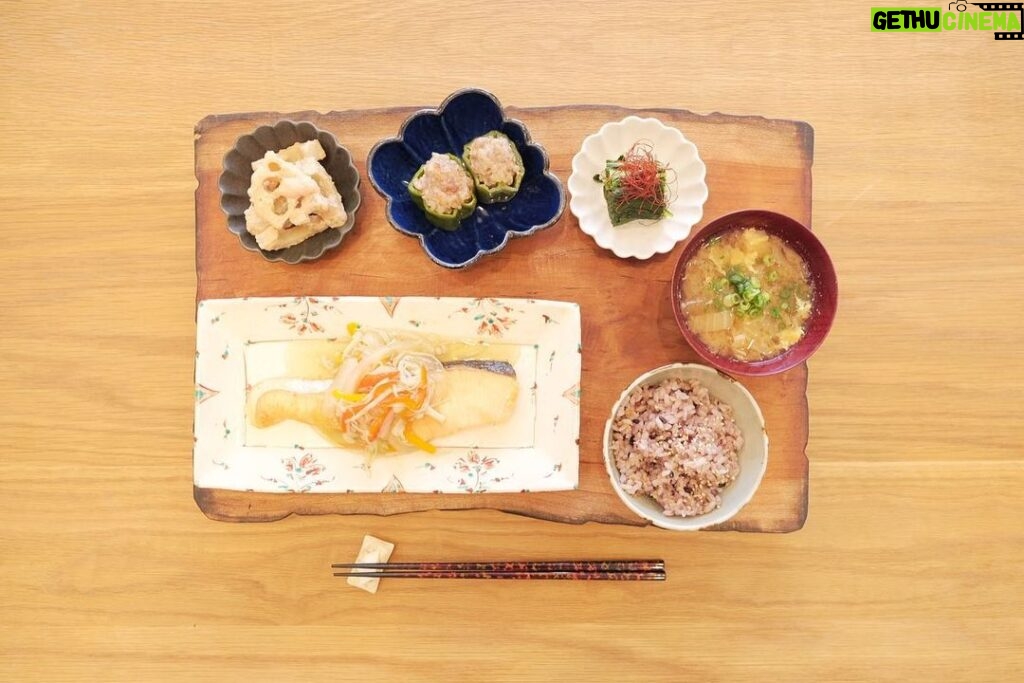 Fumino Kimura Instagram - *** 昨日のごはんでした。 焼きサケの野菜あんかけ レンコンの明太マヨ和え ピーマンのしゅうまい風 ほうれん草のおひたし 白菜とたまごのおみそ汁 雑穀米 *今日はちょっと長文書きます* 毎日なんとなく違うものを作れば それでいいって分かってるのに 毎回違うものを作りたくて でも作る数に対して発想が追いつかなくて 最近料理がちょっとイヤになってたんですよ。 なのに気付いたら 冷蔵庫の中を眺めてる自分がいて そっか、また一から好きになろうって まずは包丁を丁寧に研いでみたんです。 そしたら気持ち良く切れる ストン、ストンって音が心地よくて あぁそうだった、料理好きだなぁって。 ちゃんと料理上手くなりたいって 毎度おなじみ大好きな和食屋さん 和楽惣のご店主関根さんに 最初に教わったのが包丁の扱いで 『それは押しつぶしてる、切ってない』って。 それから毎日意識してきたはずが 切れなくなった包丁で料理してる事にも 気付いてなかったんだなぁ。 後ろ向いたままは歩きにくいから前を向くし 上を眺めてたらぶつかっちゃうから 足下をみるんだって 昔なんかの本で読んだなって。 思わぬ所で初心に返れましたって ご報告でしたっ笑 そして今日は ジャンピングエコＴシャツの 予約最終日です！！ 夏の不快な暑さを 着心地の良いＴシャツで 一緒に乗り越えましょ♡ トップ画面のリンクから 遊びに来て下さいませ🙌🏻✨
