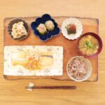 Fumino Kimura Instagram - *** 昨日のごはんでした。 焼きサケの野菜あんかけ レンコンの明太マヨ和え ピーマンのしゅうまい風 ほうれん草のおひたし 白菜とたまごのおみそ汁 雑穀米 *今日はちょっと長文書きます* 毎日なんとなく違うものを作れば それでいいって分かってるのに 毎回違うものを作りたくて でも作る数に対して発想が追いつかなくて 最近料理がちょっとイヤになってたんですよ。 なのに気付いたら 冷蔵庫の中を眺めてる自分がいて そっか、また一から好きになろうって まずは包丁を丁寧に研いでみたんです。 そしたら気持ち良く切れる ストン、ストンって音が心地よくて あぁそうだった、料理好きだなぁって。 ちゃんと料理上手くなりたいって 毎度おなじみ大好きな和食屋さん 和楽惣のご店主関根さんに 最初に教わったのが包丁の扱いで 『それは押しつぶしてる、切ってない』って。 それから毎日意識してきたはずが 切れなくなった包丁で料理してる事にも 気付いてなかったんだなぁ。 後ろ向いたままは歩きにくいから前を向くし 上を眺めてたらぶつかっちゃうから 足下をみるんだって 昔なんかの本で読んだなって。 思わぬ所で初心に返れましたって ご報告でしたっ笑 そして今日は ジャンピングエコＴシャツの 予約最終日です！！ 夏の不快な暑さを 着心地の良いＴシャツで 一緒に乗り越えましょ♡ トップ画面のリンクから 遊びに来て下さいませ🙌🏻✨