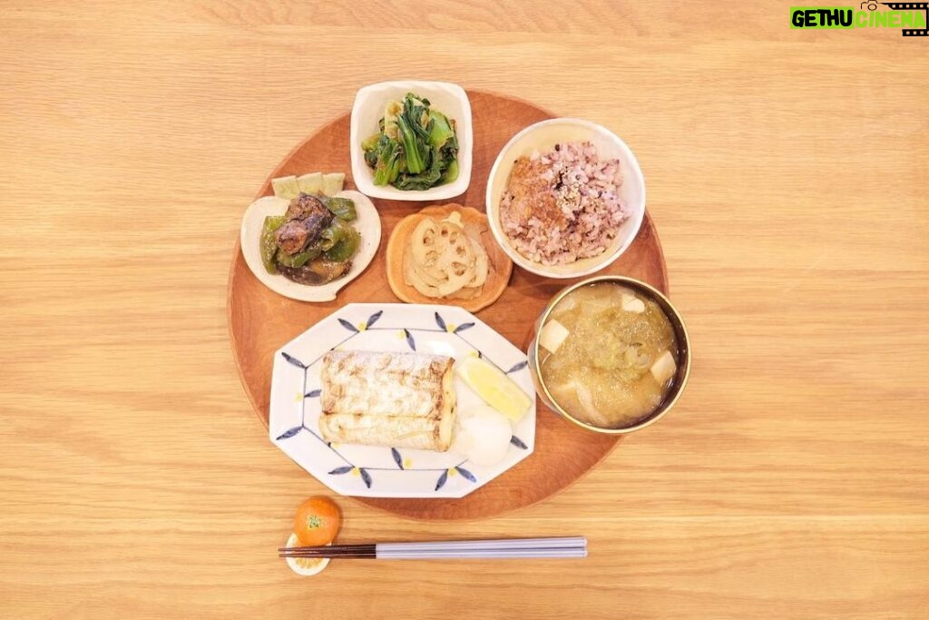 Fumino Kimura Instagram - *** 今日のごはんでした。 太刀魚の塩焼き ナスとピーマンの油みそ チンゲンサイのおかか和え れんこんの塩きんぴら お豆腐とおぼろ昆布のおみそ汁 お焦げ入り雑穀米 お盆ですね、ご先祖様にご挨拶🙏 子供が生まれると そういうひとつひとつを 大切にしていかなきゃなって より思うものですね。 それにしてもメニューが おばあちゃんちみたいな。笑