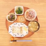 Fumino Kimura Instagram - *** 今日のごはんでした。 太刀魚の塩焼き ナスとピーマンの油みそ チンゲンサイのおかか和え れんこんの塩きんぴら お豆腐とおぼろ昆布のおみそ汁 お焦げ入り雑穀米 お盆ですね、ご先祖様にご挨拶🙏 子供が生まれると そういうひとつひとつを 大切にしていかなきゃなって より思うものですね。 それにしてもメニューが おばあちゃんちみたいな。笑