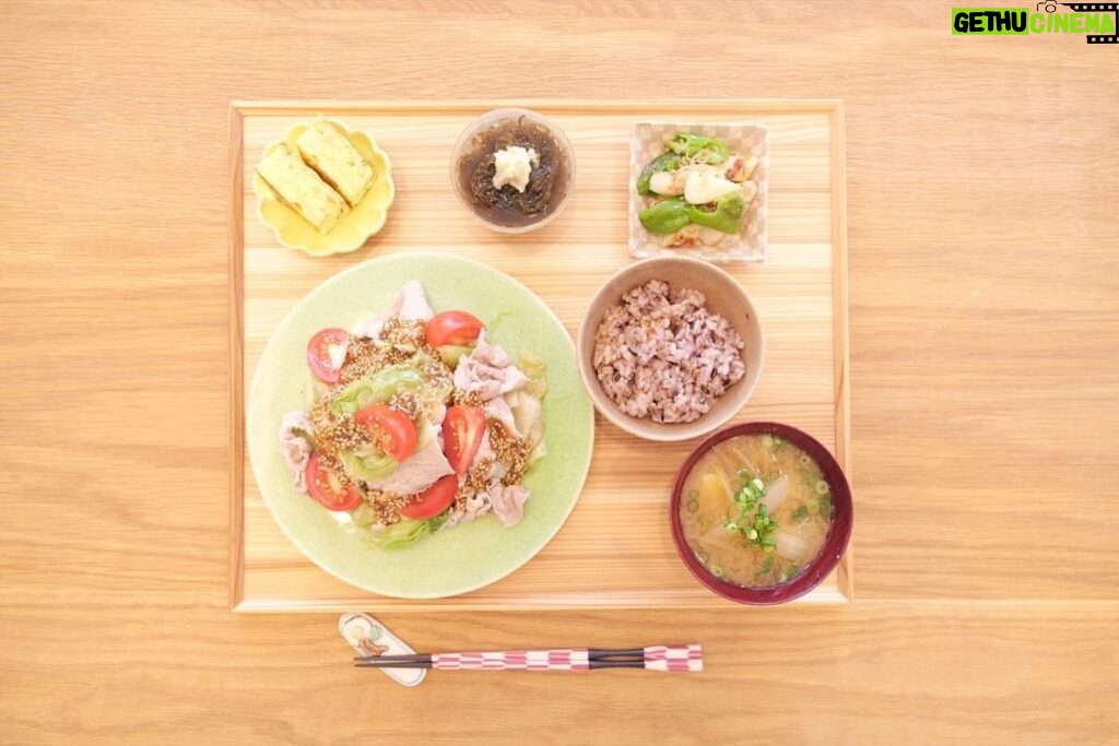 Fumino Kimura Instagram - *** 今日のごはんでした。 豚しゃぶレタスの ピリ辛中華ゴマだれ だし巻きたまご もずく酢 甘とうと笹かまのじゃこ炒め じゃがいもと玉ねぎのおみそ汁 しゃぶしゃぶの時の レタスがたまらなく好きです。 なのでレタスも食べ放題の しゃぶしゃぶ温野菜は とてもよく行きます✨ おやすみなさい、明日楽しみだね🤭