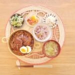 Fumino Kimura Instagram - *** 昨日のごはんでした。 煮込みハンバーグ チンゲンサイと榎のお浸し トマトのぽん酢タマネギ和え 生ハムとチーズのポテサラ レタスとベーコンのコンソメスープ 雑穀米 この後全然ずーっとお腹空かなくて ハンバーグのコスパの良さを 感じることができました。笑