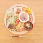 Fumino Kimura Instagram - *** 今日のごはんでした。 キングサーモンのバター醤油ソテー キャベ千サラダ、トマト 生ハムとチーズのポテトサラダ 前日の残りのからあげ パプリカのツナマリネ わかめとお豆腐のおみそ汁 雑穀米 和なのか洋なのか🍱 昨日の夜はから揚げpartyしたんです。 たまにありませんか？ 心おきなくからあげを食べたくなる日。笑 おやすみなさい、また明日🙌🏻🍀