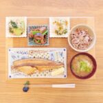 Fumino Kimura Instagram - *** 今日のごはんでした。 ホッケ 青梗菜とカニかまのごま塩和え スルメイカと里芋の煮物 ホタテといくらと カイワレの白醤油和え 山芋と白菜のおみそ汁 雑穀米 ホッケの角皿は 確かスペインに行った時に 連れ帰ってきたものだったと。 和食でも似合うのが嬉しい✨ 今は海外より海に行きたい🤿