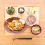 Fumino Kimura Instagram - *** 今日のごはんでした。 鶏ふりそでのピリ辛味噌炒め 水菜の梅おかか和え もずく酢 だし巻きたまご 山芋と白菜のおみそ汁 雑穀米 怒濤の1週間が終わって ホッとしたけどドッと眠いです🥱 おやふみなさい、また明日🍀