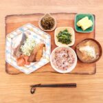 Fumino Kimura Instagram - *** 昨日のごはんでした。 ブリの塩バター焼き&照り焼き 昆布の炒め煮 ほうれん草のさっぱり和え だし巻きたまご 厚揚げと玉ねぎのおみそ汁 雑穀米 大きくて美味しそうなブリを見つけたので 折角だから味違いで作ってみました！ たまに早い時間にスーパーに行けると 新鮮な食材がたくさんで嬉しくなる✨