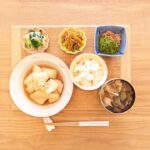 Fumino Kimura Instagram - *** 今日のごはんでした。 大根とサケのだし醤油煮 青梗菜とえのきのお浸し カラフルきんぴらごぼう めかぶ納豆 ナスと舞茸のおみそ汁 ちらし寿司の残り 残りものも 2日目の美味しさがあるって 何となく誤魔化しつつ 楽しく美味しくいただきます🙏🏻