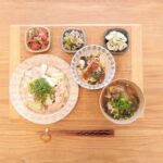 Fumino Kimura Instagram - *** 今日のごはんでした。 鶏ふりそでとねぎの塩焼き トマト搾菜 チンゲンサイとえのきのお浸し 竹輪ときゅうりのマヨ和え なすと舞茸のおみそ汁 関根さんのちらし寿司 むかーーーしからお世話になってる 大好きな和食屋さんに遊びに行った帰り 『明日のごはんな』と 持たせてくれたのは 鰻のちらし寿司でした。 気持ちのこもったごはんって なんて美味しいんだろう🍱 いただきます って良い言葉だよね🤭 おやすみなさい、また明日🍀