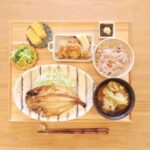 Fumino Kimura Instagram - *** 先日のごはんでした。 めちゃくちゃ美味しかったアジの干物 キャベ千サラダ チンゲンサイとえのきのおひたし ちょっと焦がしたたまご焼き もずく酢 塩からあげ キャベツとおナスとじゃがいものおみそ汁 雑穀米ごはん #月刊ダイバー さんに ランギロア島へ連れて行って貰った時に 大変お世話になった @tamiesakabe さんに 教えて頂いたお店のアジの干物🐟 肉厚で香りよくて こんなアジが食べたかった！！ って本当に美味しかった〜🤭 #小田原 #前田商店 さん