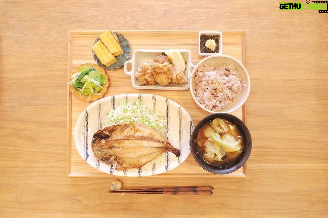 Fumino Kimura Instagram - *** 先日のごはんでした。 めちゃくちゃ美味しかったアジの干物 キャベ千サラダ チンゲンサイとえのきのおひたし ちょっと焦がしたたまご焼き もずく酢 塩からあげ キャベツとおナスとじゃがいものおみそ汁 雑穀米ごはん #月刊ダイバー さんに ランギロア島へ連れて行って貰った時に 大変お世話になった @tamiesakabe さんに 教えて頂いたお店のアジの干物🐟 肉厚で香りよくて こんなアジが食べたかった!! って本当に美味しかった〜🤭 #小田原 #前田商店 さん