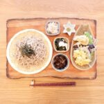 Fumino Kimura Instagram - *** 今日のごはんでした。 ざる蕎麦 ゴボウとカニかまのマヨ和え タコとわかめの酢の物 甘とう、なす、大葉、とうもろこし 白えびと玉ねぎのかき揚げ 夏のざる蕎麦セット🌽 夏と言えば我が家に また家族が増えました🤭