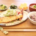 Fumino Kimura Instagram - *** 昨日のごはんでした。 サケのバター醤油焼き 懐かしのロングシャウエッセン キャベ千サラダ、トマト 青梗菜ともやしのナムル風 きゅうりとワカメとじゃこの酢の物 明太だし巻きたまご 大根とお揚げのおみそ汁 雑穀米 ちょっとお出かけすると 今までの何倍も疲れるし 回復が遅くて歳感じます。笑 という事でもりもり食べた日。