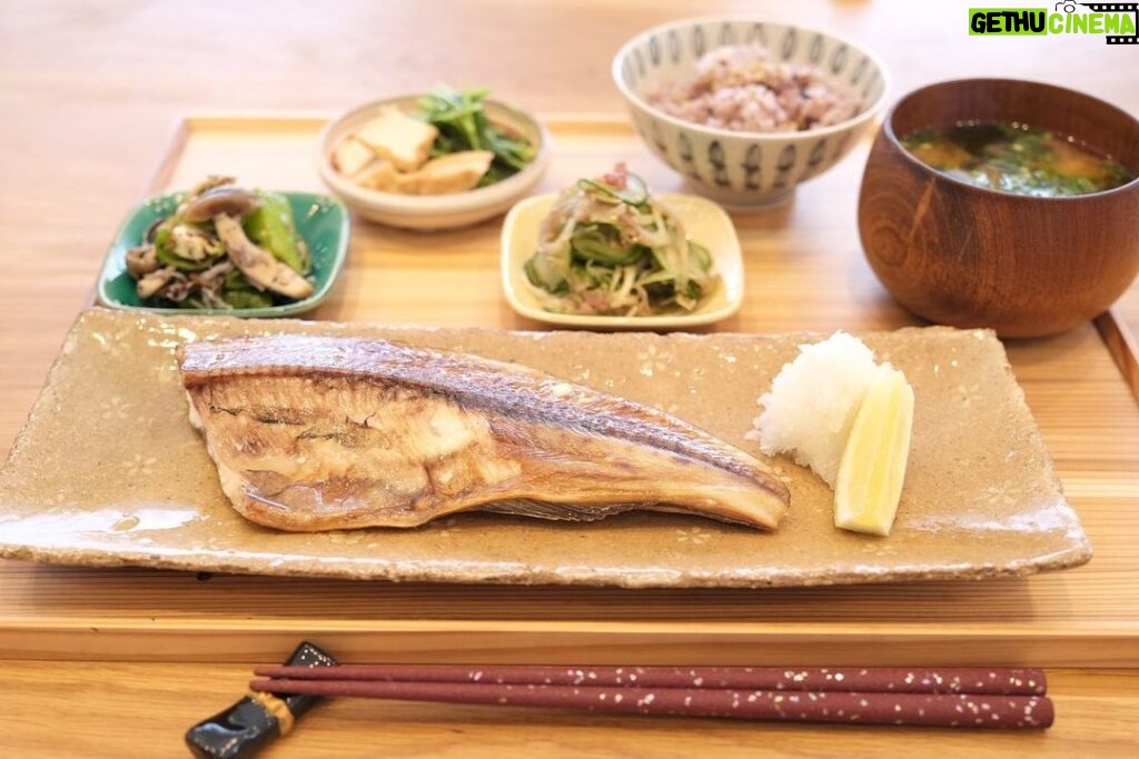 Fumino Kimura Instagram - *** 今日のごはんでした。 ホッケ 甘とうとしめじのゆかりじゃこ和え 壬生菜と厚揚げの炊いたん きゅうりと茗荷のさっぱり和え わかめとタマネギのおみそ汁 雑穀米 壬生菜でお浸し作ろうとして ふと袋の裏を見たら 『京都では油揚げと煮るのが一般的です』 と書いてあったので 残っていた厚揚げと煮てみました。 炊いたんって表現が結構好きです🤭 またしあさってにね。おやふみ🍀