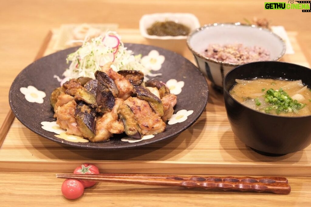 Fumino Kimura Instagram - *** 今日のごはんでした。 ナスと鶏の生姜みそ炒め レンコンの明太マヨ和え もずく酢 壬生菜の梅おかか和え 玉ねぎとワカメのおみそ汁 雑穀米 また明日もがんばろー！！！ おやすみなさい🎐