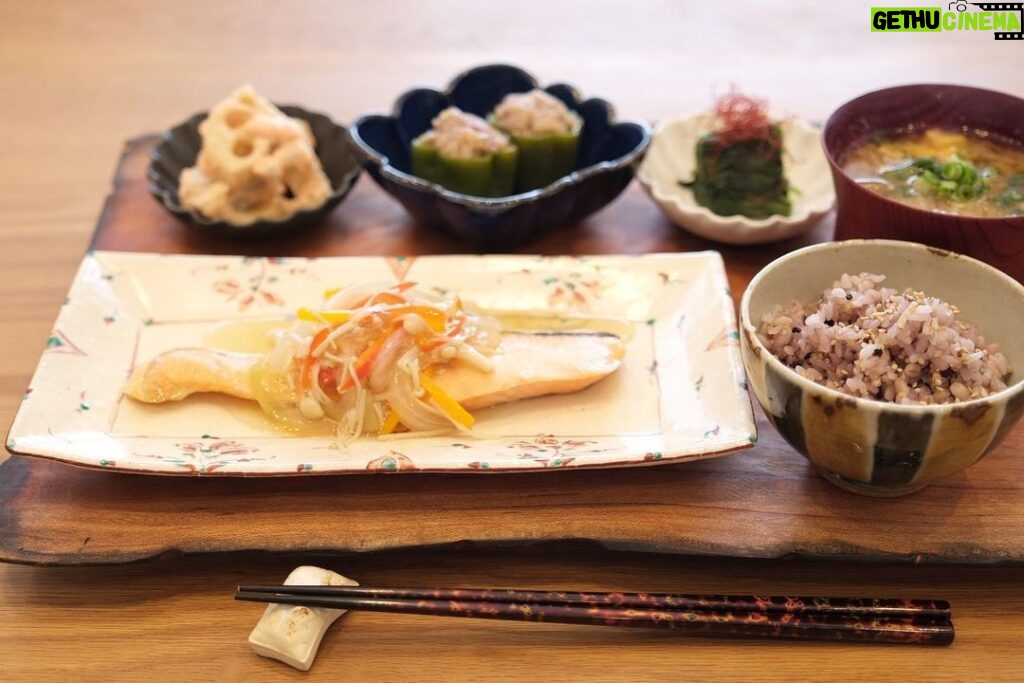 Fumino Kimura Instagram - *** 昨日のごはんでした。 焼きサケの野菜あんかけ レンコンの明太マヨ和え ピーマンのしゅうまい風 ほうれん草のおひたし 白菜とたまごのおみそ汁 雑穀米 *今日はちょっと長文書きます* 毎日なんとなく違うものを作れば それでいいって分かってるのに 毎回違うものを作りたくて でも作る数に対して発想が追いつかなくて 最近料理がちょっとイヤになってたんですよ。 なのに気付いたら 冷蔵庫の中を眺めてる自分がいて そっか、また一から好きになろうって まずは包丁を丁寧に研いでみたんです。 そしたら気持ち良く切れる ストン、ストンって音が心地よくて あぁそうだった、料理好きだなぁって。 ちゃんと料理上手くなりたいって 毎度おなじみ大好きな和食屋さん 和楽惣のご店主関根さんに 最初に教わったのが包丁の扱いで 『それは押しつぶしてる、切ってない』って。 それから毎日意識してきたはずが 切れなくなった包丁で料理してる事にも 気付いてなかったんだなぁ。 後ろ向いたままは歩きにくいから前を向くし 上を眺めてたらぶつかっちゃうから 足下をみるんだって 昔なんかの本で読んだなって。 思わぬ所で初心に返れましたって ご報告でしたっ笑 そして今日は ジャンピングエコＴシャツの 予約最終日です！！ 夏の不快な暑さを 着心地の良いＴシャツで 一緒に乗り越えましょ♡ トップ画面のリンクから 遊びに来て下さいませ🙌🏻✨