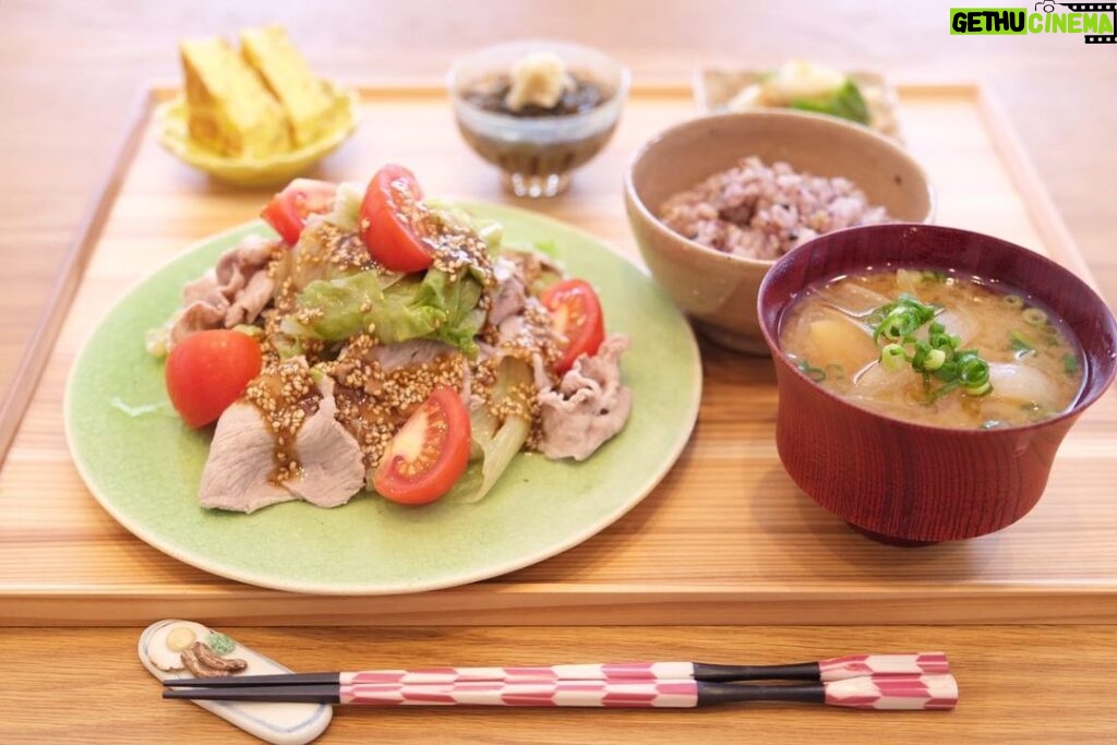 Fumino Kimura Instagram - *** 今日のごはんでした。 豚しゃぶレタスの ピリ辛中華ゴマだれ だし巻きたまご もずく酢 甘とうと笹かまのじゃこ炒め じゃがいもと玉ねぎのおみそ汁 しゃぶしゃぶの時の レタスがたまらなく好きです。 なのでレタスも食べ放題の しゃぶしゃぶ温野菜は とてもよく行きます✨ おやすみなさい、明日楽しみだね🤭