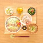 Fumino Kimura Instagram - *** 今日のごはんでした。 ネギだれトンテキ キャベ千サラダ、トマト ブロッコリーとカニかまのマヨ和え かぼちゃの煮付け ほうれん草のお浸し もずく酢 大根とお豆腐と 中途半端に残ってた水菜のおみそ汁 雑穀米ごはん ふるさと納税の返礼品のお肉 美味しかったなぁ〜。 また明日ね、おやふみ🫰🏻