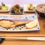 Fumino Kimura Instagram - *** 今日のごはんでした。 ホッケ 青梗菜とカニかまのごま塩和え スルメイカと里芋の煮物 ホタテといくらと カイワレの白醤油和え 山芋と白菜のおみそ汁 雑穀米 ホッケの角皿は 確かスペインに行った時に 連れ帰ってきたものだったと。 和食でも似合うのが嬉しい✨ 今は海外より海に行きたい🤿