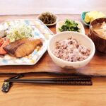 Fumino Kimura Instagram - *** 昨日のごはんでした。 ブリの塩バター焼き&照り焼き 昆布の炒め煮 ほうれん草のさっぱり和え だし巻きたまご 厚揚げと玉ねぎのおみそ汁 雑穀米 大きくて美味しそうなブリを見つけたので 折角だから味違いで作ってみました！ たまに早い時間にスーパーに行けると 新鮮な食材がたくさんで嬉しくなる✨