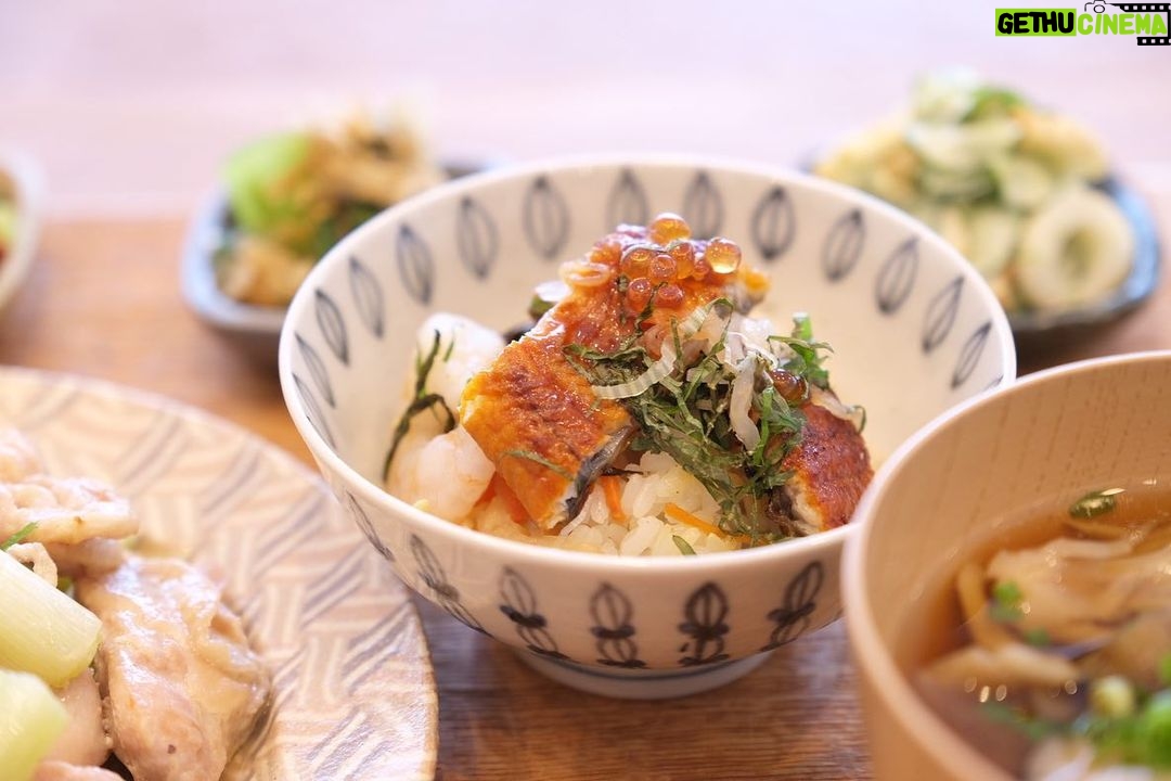Fumino Kimura Instagram - *** 今日のごはんでした。 鶏ふりそでとねぎの塩焼き トマト搾菜 チンゲンサイとえのきのお浸し 竹輪ときゅうりのマヨ和え なすと舞茸のおみそ汁 関根さんのちらし寿司 むかーーーしからお世話になってる 大好きな和食屋さんに遊びに行った帰り 『明日のごはんな』と 持たせてくれたのは 鰻のちらし寿司でした。 気持ちのこもったごはんって なんて美味しいんだろう🍱 いただきます って良い言葉だよね🤭 おやすみなさい、また明日🍀