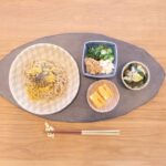 Fumino Kimura Instagram - *** そう言えばのごはんでした。 カラスミ蕎麦 穴の空いただし巻きたまご オクラ山芋モロヘイヤ納豆のネバネバ ワカメとネギとお揚げのぬた 冷蔵庫整理をしていたある日 例に違わずいつのものか 全く分からないだいぶ年季を感じる 冷凍カラスミがでてきました。 一応食べてみるも冷凍焼け感否めず… そう言えばと思い立ち いつか食べたカラスミ蕎麦(とても美味でした) を再現してみることにしました。 結論 自宅でしかもお昼には不向き…. (雰囲気とお酒があって美味しい味ってあるよね) でもカラスミは無事成仏したら ドンマイって事で🫠
