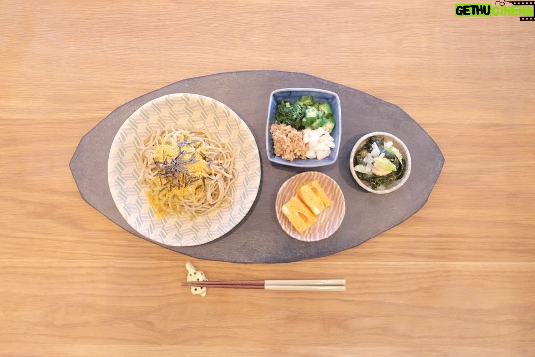 Fumino Kimura Instagram - *** そう言えばのごはんでした。 カラスミ蕎麦 穴の空いただし巻きたまご オクラ山芋モロヘイヤ納豆のネバネバ ワカメとネギとお揚げのぬた 冷蔵庫整理をしていたある日 例に違わずいつのものか 全く分からないだいぶ年季を感じる 冷凍カラスミがでてきました。 一応食べてみるも冷凍焼け感否めず… そう言えばと思い立ち いつか食べたカラスミ蕎麦(とても美味でした) を再現してみることにしました。 結論 自宅でしかもお昼には不向き…. (雰囲気とお酒があって美味しい味ってあるよね) でもカラスミは無事成仏したら ドンマイって事で🫠