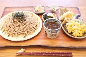 Fumino Kimura Instagram - *** 今日のごはんでした。 ざる蕎麦 ゴボウとカニかまのマヨ和え タコとわかめの酢の物 甘とう、なす、大葉、とうもろこし 白えびと玉ねぎのかき揚げ 夏のざる蕎麦セット🌽 夏と言えば我が家に また家族が増えました🤭