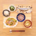 Fumino Kimura Instagram - *** おはようございます！ 昨日のごはんでした。 イワシの内蔵取るときに 大きく切りすぎて 焼いたら縮んで食べかけみたいな 見た目になってしまいました🥹 チンジャオロース風 ごぼうとカニかまのマヨ和え わかめとキュウリと生姜の酢の物 イワシの丸焼き キャベツとタマネギのおみそ汁 雑穀米 お祝いのメッセージ たくさんありがとう御座います🙏