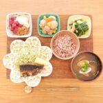 Fumino Kimura Instagram - *** 今日のごはんでした。 自家製塩サバは 乾かしすぎて美味しくなかったので 残ってる分は味噌煮にしようかなと 思ってるところです...orz 自家製塩サバ キャベ千サラダ 昨日のマグロカツの端っこを 切って取っておいた まぐろ山かけ納豆 鶏ふりそでと里芋の煮物 ほうれん草とお揚げの出汁浸し アサリのおみそ汁 雑穀米 焼き鳥のふりそでって部位が 好きで絶対頼むのですが そのふりそでが！ 市場で普通に売っていて感動✨ お家で食べてもやっぱり美味しかった🐓 久々に外に出たら楽しくて 遠足前の子供みたいに寝られない私です🤸🏻‍♀️ おやすみなさい、また明日🫧