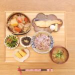Fumino Kimura Instagram - *** 今日のごはんでした。 ぶたじゃが 焼きサケ ほうれん草のおひたし だし巻きたまご もずく酢 大根としめじとキャベツのおみそ汁 雑穀米ごはん 最近バタバタとしていて外食がおおくて 久々のおうちごはんは 食べたいものを全部出したら とっちらかった献立になりました🫠 でも何かしらが満たされたから こんな日もあるさ、でいいか♨️ そうそう、 公式HPのFAN PHOTOと ここのサブスク地味に更新してるよ 是非登録してみてね💌