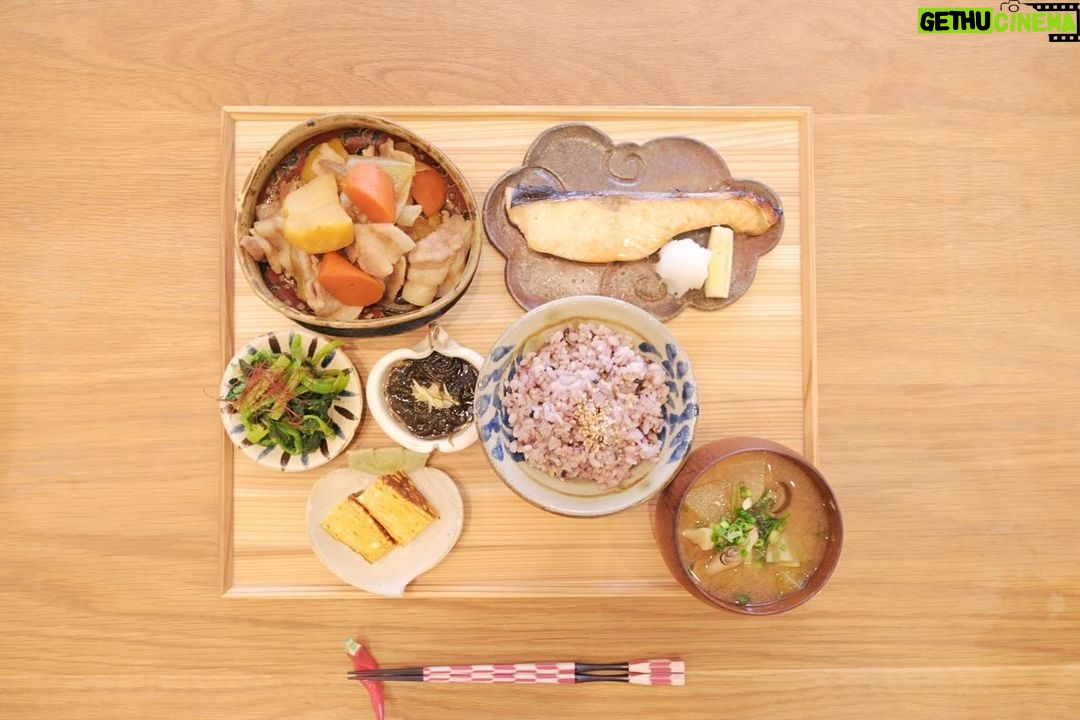 Fumino Kimura Instagram - *** 今日のごはんでした。 ぶたじゃが 焼きサケ ほうれん草のおひたし だし巻きたまご もずく酢 大根としめじとキャベツのおみそ汁 雑穀米ごはん 最近バタバタとしていて外食がおおくて 久々のおうちごはんは 食べたいものを全部出したら とっちらかった献立になりました🫠 でも何かしらが満たされたから こんな日もあるさ、でいいか♨️ そうそう、 公式HPのFAN PHOTOと ここのサブスク地味に更新してるよ 是非登録してみてね💌