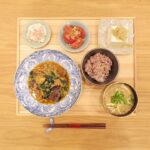 Fumino Kimura Instagram - *** 今日のごはんでした。 ほうれん草入り麻婆なす 新玉ねぎとカニかまのマヨ和え 搾菜トマト ねぎダレ冷や奴 白菜とお揚げのおみそ汁 雑穀米 おナス傷みそうで全部使ったので フライパンにまだまだ残ってる… . 明日も麻婆なすになりそう。
