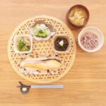 Fumino Kimura Instagram - *** 今日のごはんでした。 昨日やんちゃしたのでシンプルに🐟 焼きサケ ねぎ塩納豆 青梗菜とえのきのおひたし もずく酢 キャベツとじゃがいものおみそ汁 雑穀米