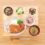 Fumino Kimura Instagram - *** 今日のごはんでした。 大葉チーズの ミルフィーユとんかつ キャベ千サラダ、ブロッコリー、トマト ひじき煮風 青梗菜とえのきのおひたし ワカメときゅうりとトマトの酢の物 残り物のキャベツと玉ねぎのおみそ汁 ガッツリ系が食べたくなったら これかから揚げが定番メニューです🍖 また明日🫧