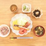 Fumino Kimura Instagram - *** 久々今日のごはんでした。 焼きサケ だし巻きたまご ソーセージ キャベ千サラダ、トマト ブロッコリーのツナマヨ和え もずく酢 ひきわり納豆 わかめとお豆腐と玉ねぎのおみそ汁 雑穀米 今までキャベツのせん切りは 包丁で作っていたんだけど キャベツ用のスライサー使ったら フワフワ美味しくて感動🥬✨