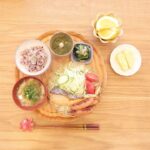 Fumino Kimura Instagram - *** 今日のごはんでした。 焼きサケ キャベ千きゅうり、トマト ウィンナー 生姜めかぶ ほうれん草のお浸し だし巻きたまご お揚げとなすと玉ねぎのおみそ汁 雑穀米 河内晩柑 うつわ選びサボって適当に出して 食べたいおかずを全部並べたら こうなりました。笑 アップするかどうしようか 迷ったんだけど こんな日もあるさー的なね。 気圧🫥
