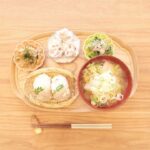 Fumino Kimura Instagram - *** 今日のごはんでした。 石狩汁風お味噌汁 ごぼうの卵とじ シュウマイ チンゲン菜のお浸し これが本当に本当に最後の 筍を使った筍ごはんおにぎり これでもう アク抜きでコンロを汚すことも 楽しく使い切る為に献立悩むことも もう来年まで無いのかと思うと寂しい🫥 来年はそんな余裕無いんだろうなと 名残惜しさも感じるけど それでも季節の食材で 料理を楽しむ気持ちは 持っていられると良いなぁ🌻