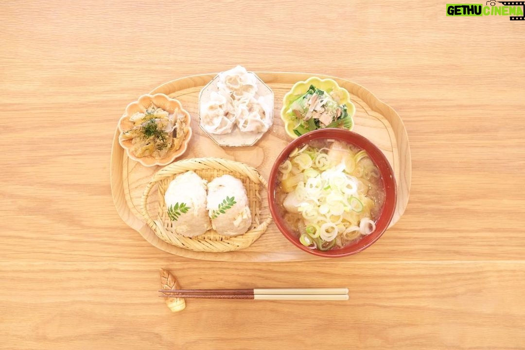 Fumino Kimura Instagram - *** 今日のごはんでした。 石狩汁風お味噌汁 ごぼうの卵とじ シュウマイ チンゲン菜のお浸し これが本当に本当に最後の 筍を使った筍ごはんおにぎり これでもう アク抜きでコンロを汚すことも 楽しく使い切る為に献立悩むことも もう来年まで無いのかと思うと寂しい🫥 来年はそんな余裕無いんだろうなと 名残惜しさも感じるけど それでも季節の食材で 料理を楽しむ気持ちは 持っていられると良いなぁ🌻