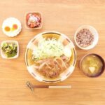 Fumino Kimura Instagram - *** 今日のごはんでした。 しょうが焼き たっぷりキャベ千サラダ ブロッコリーのごま塩こんぶ和え ゆで卵 しらすトマト 白菜と玉ねぎ新じゃがのお味噌汁 雑穀米 しょうが焼きのタレ 玉ねぎとりんごどちらを下ろすかで迷って 下ろしやすさでりんごにしたら 甘めタレになってしまいまして。 これはこれで好きだけど 次は玉ねぎでやってみよう🧅 みんなは甘めorガツンどっち派？