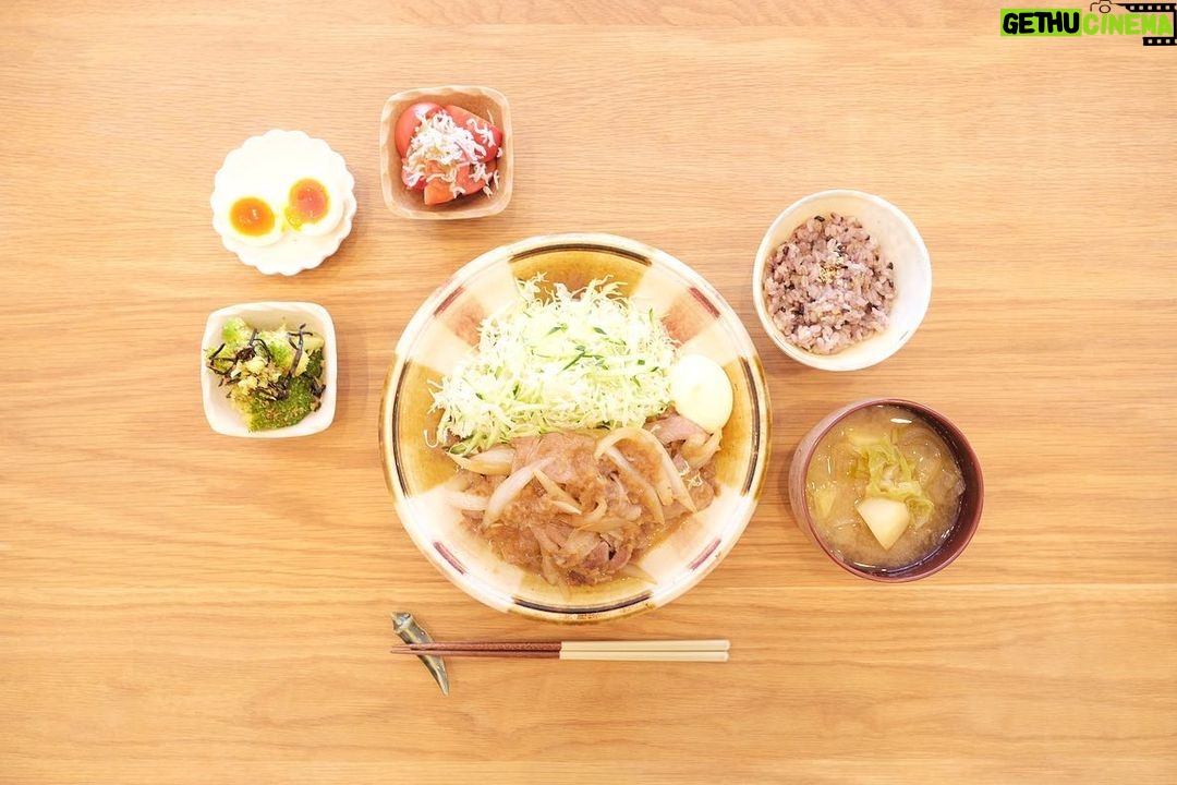 Fumino Kimura Instagram - *** 今日のごはんでした。 しょうが焼き たっぷりキャベ千サラダ ブロッコリーのごま塩こんぶ和え ゆで卵 しらすトマト 白菜と玉ねぎ新じゃがのお味噌汁 雑穀米 しょうが焼きのタレ 玉ねぎとりんごどちらを下ろすかで迷って 下ろしやすさでりんごにしたら 甘めタレになってしまいまして。 これはこれで好きだけど 次は玉ねぎでやってみよう🧅 みんなは甘めorガツンどっち派?