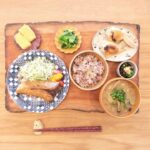 Fumino Kimura Instagram - *** 今日のごはんでした。 ブリの照り焼き キャベ千サラダ、トマト だし巻きたまご チンゲンサイとしらすのおひたし 手羽餃子 もずく酢 しめじと白菜、山芋のおみそ汁 雑穀米ごはん 出世魚🐟に辰年お箸置き🐉 また明日ね、おやふみ🍀